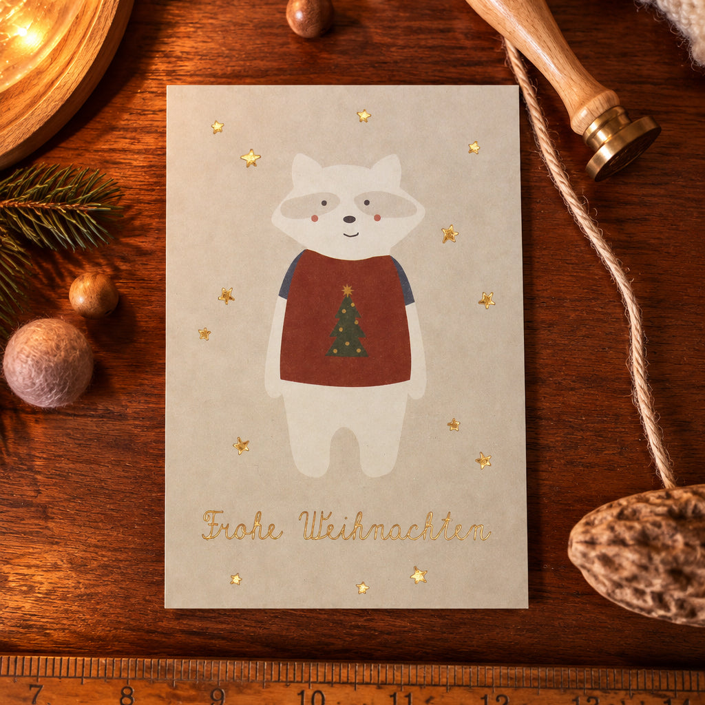 Ava & Yves Postkarte „Frohe Weihnachten- Waschbär"
