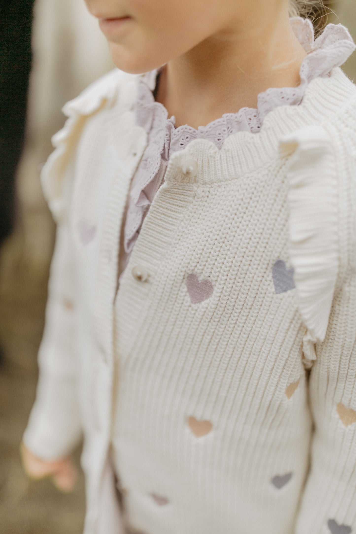 Leevje Strickjacke mit Herzchen Applikation