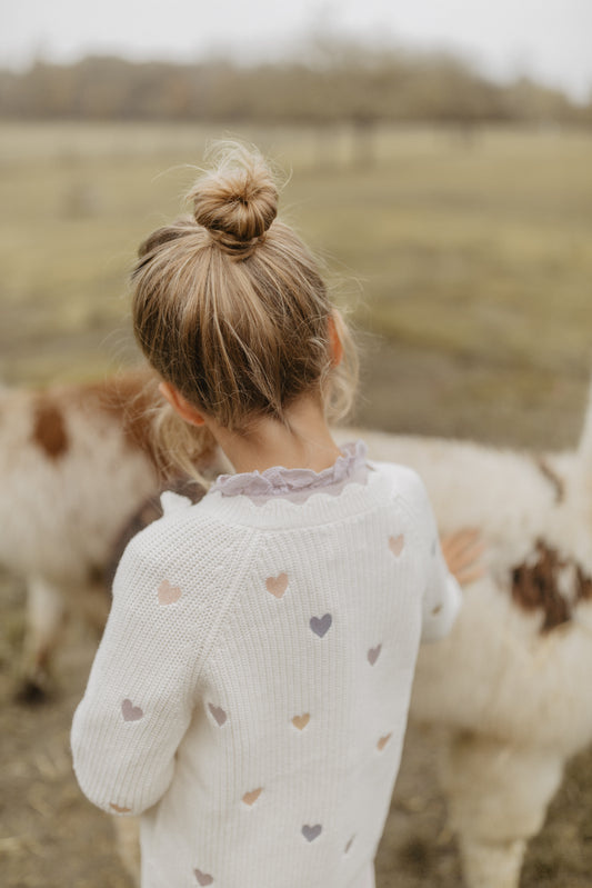Leevje Strickjacke mit Herzchen Applikation