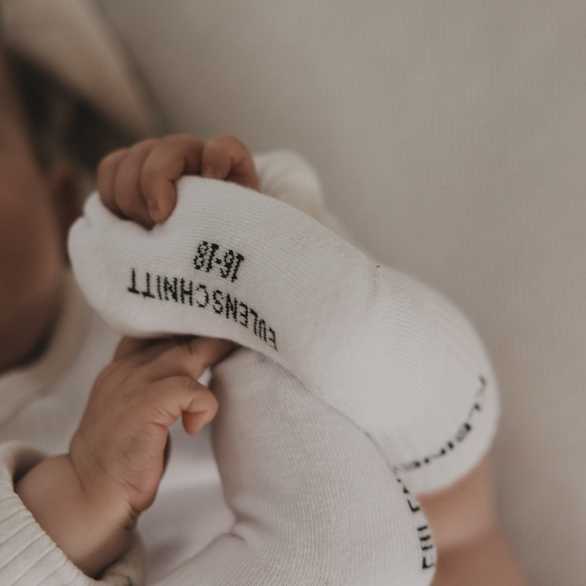 Eulenschnitt Baby Socken "Kleines Wunder"