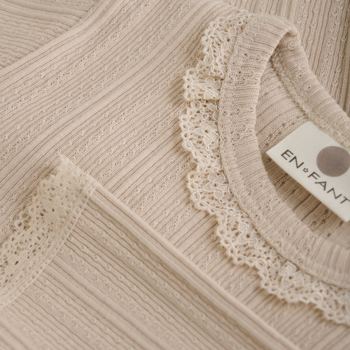En Fant Body mit Pointelle Muster