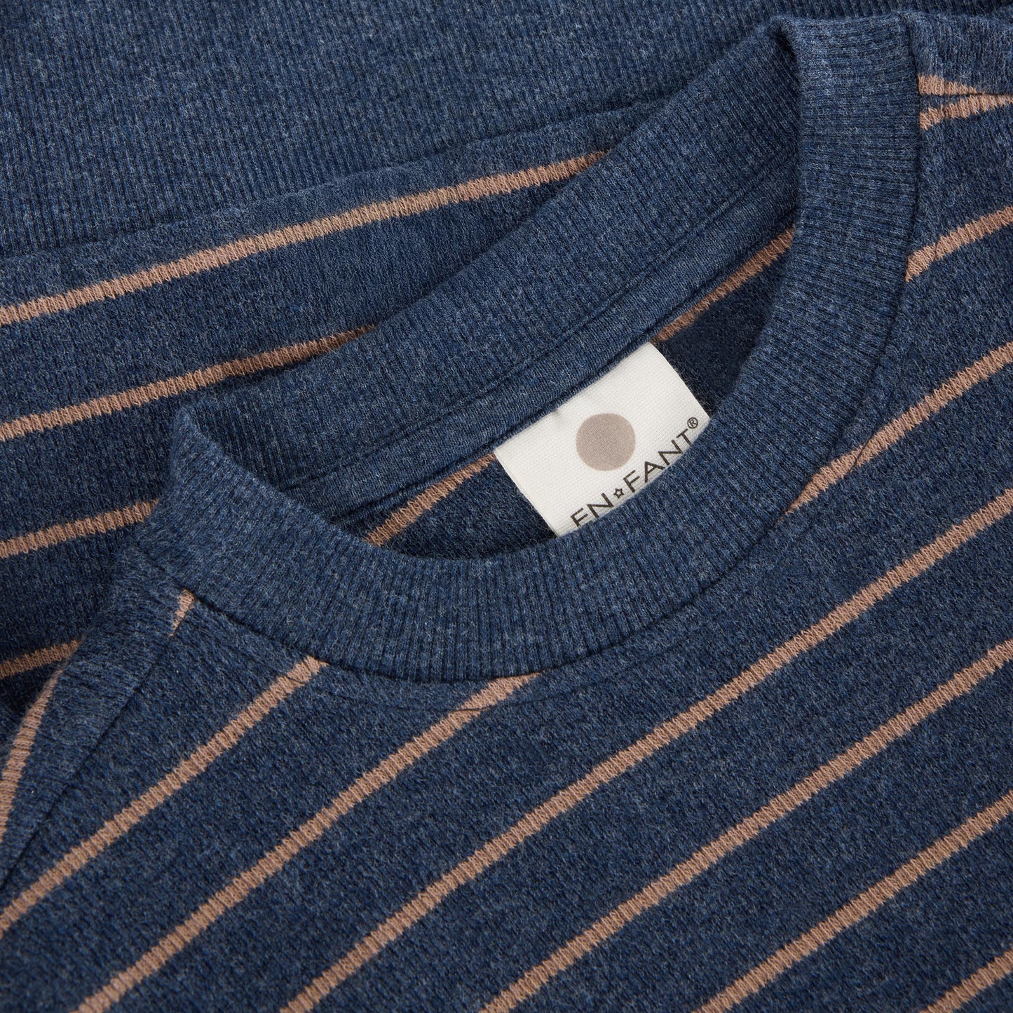 En Fant gestreiftes Sweatshirt