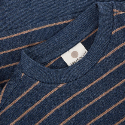En Fant gestreiftes Sweatshirt