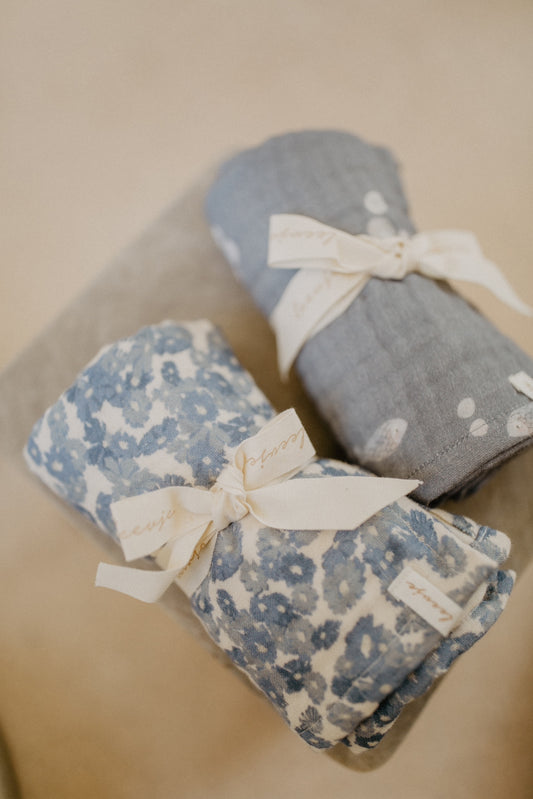 Leevje Musselintuch "Blue Flowers"