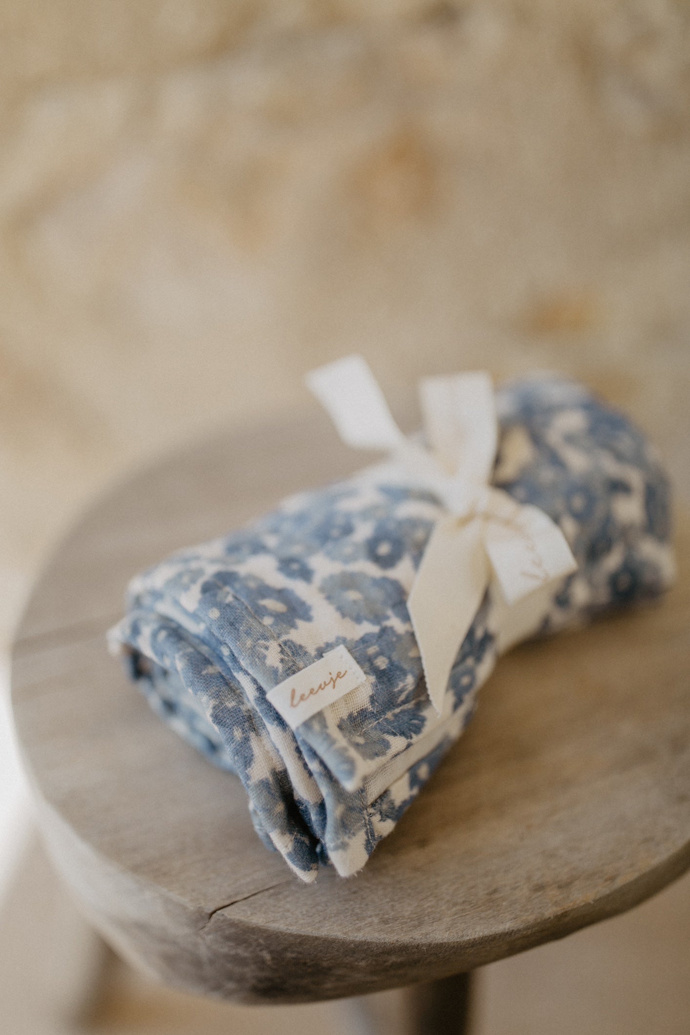 Leevje Musselintuch "Blue Flowers"