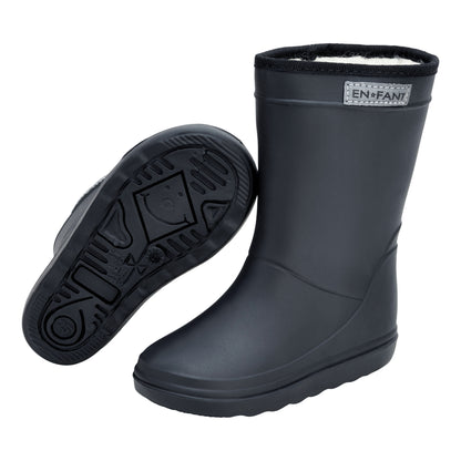 En Fant gefütterte Gummistiefel