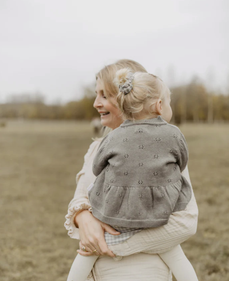 Leevje Lochstrick Cardigan mit Schößchen