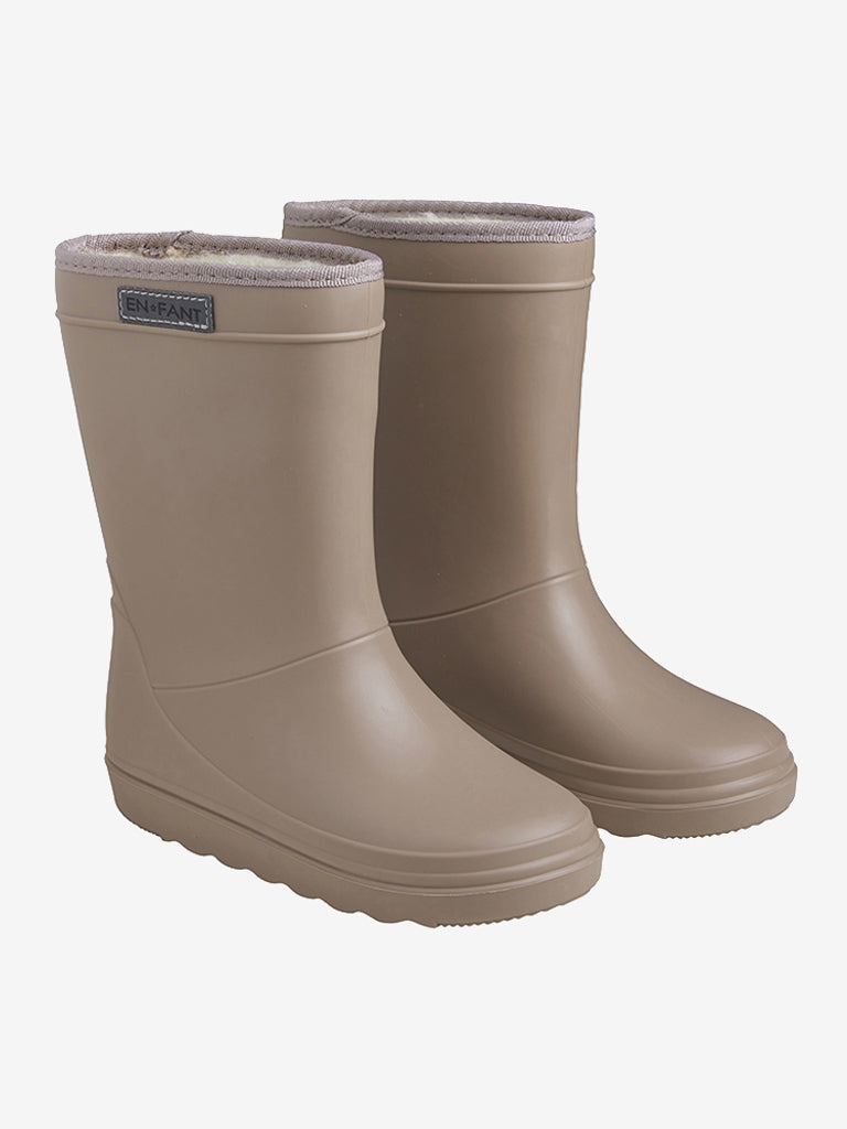 En Fant gefütterte Gummistiefel