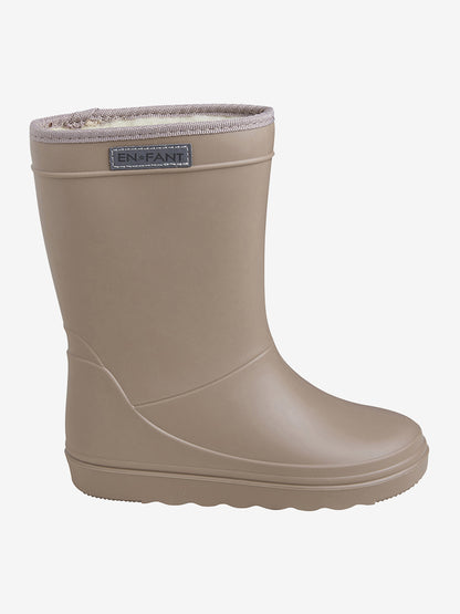 En Fant gefütterte Gummistiefel