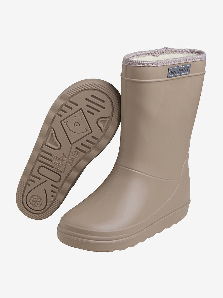 En Fant gefütterte Gummistiefel