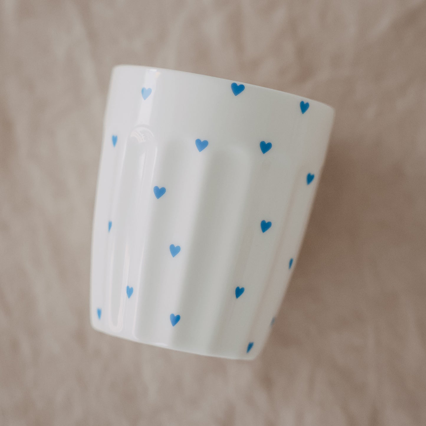 Eulenschnitt Becher kleine Herzen hellblau