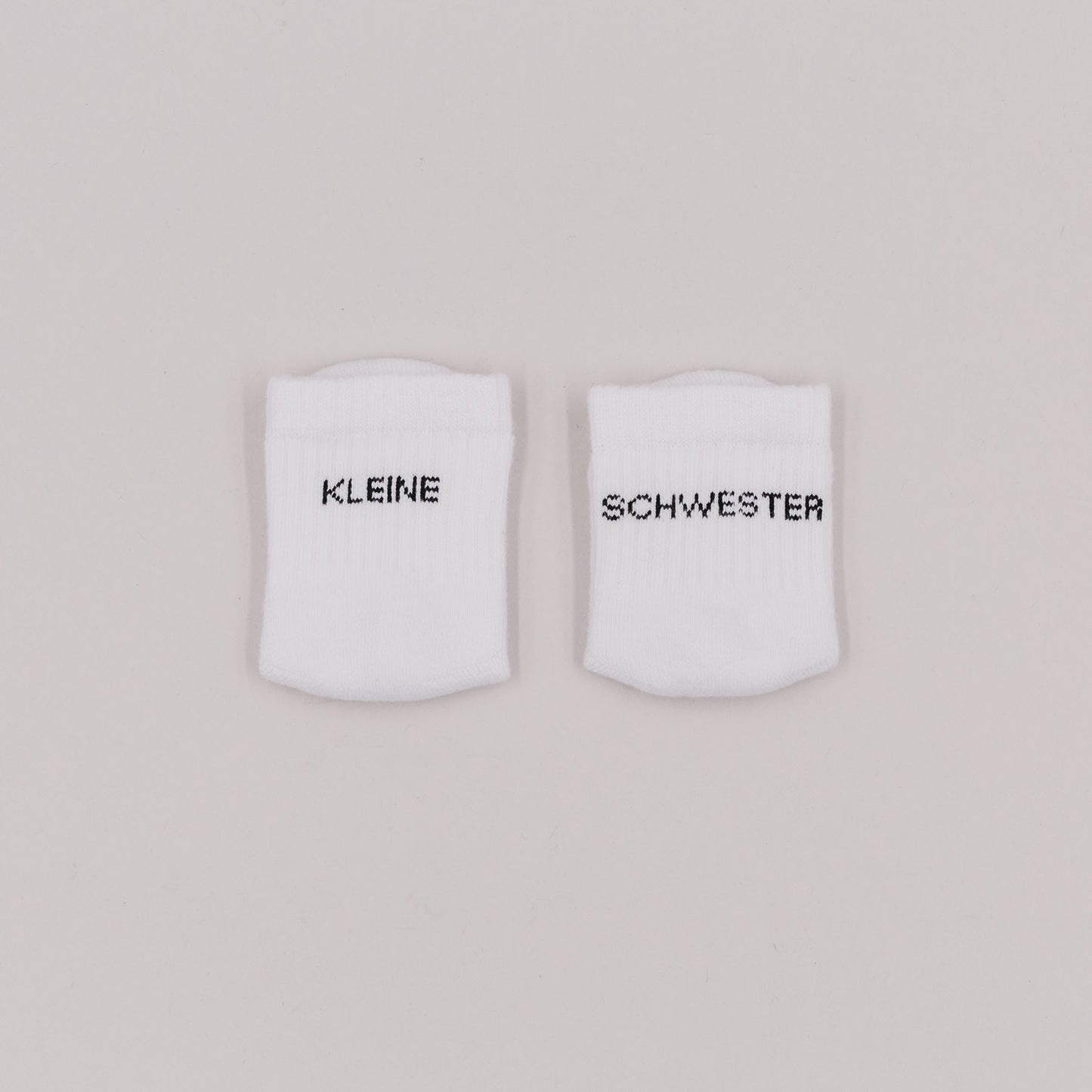 Eulenschnitt Baby Socken "Kleine Schwester"