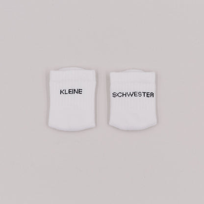 Eulenschnitt Baby Socken "Kleine Schwester"