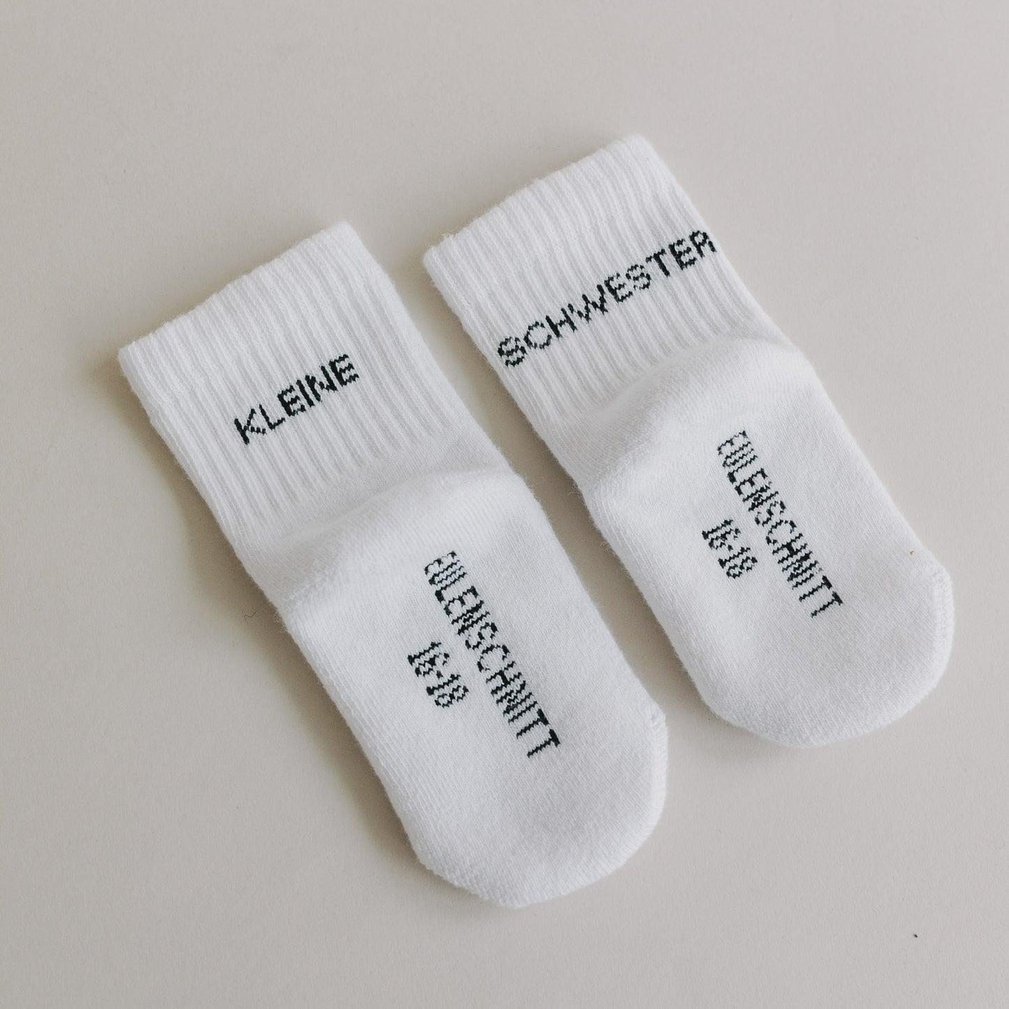 Eulenschnitt Baby Socken "Kleine Schwester"