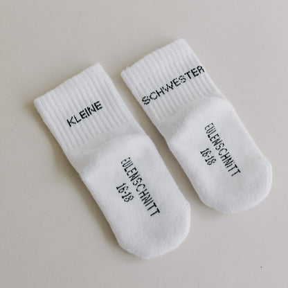 Eulenschnitt Baby Socken "Kleine Schwester"