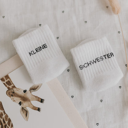 Eulenschnitt Baby Socken "Kleine Schwester"