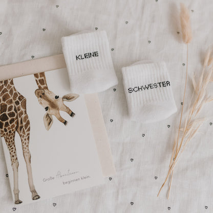 Eulenschnitt Baby Socken "Kleine Schwester"