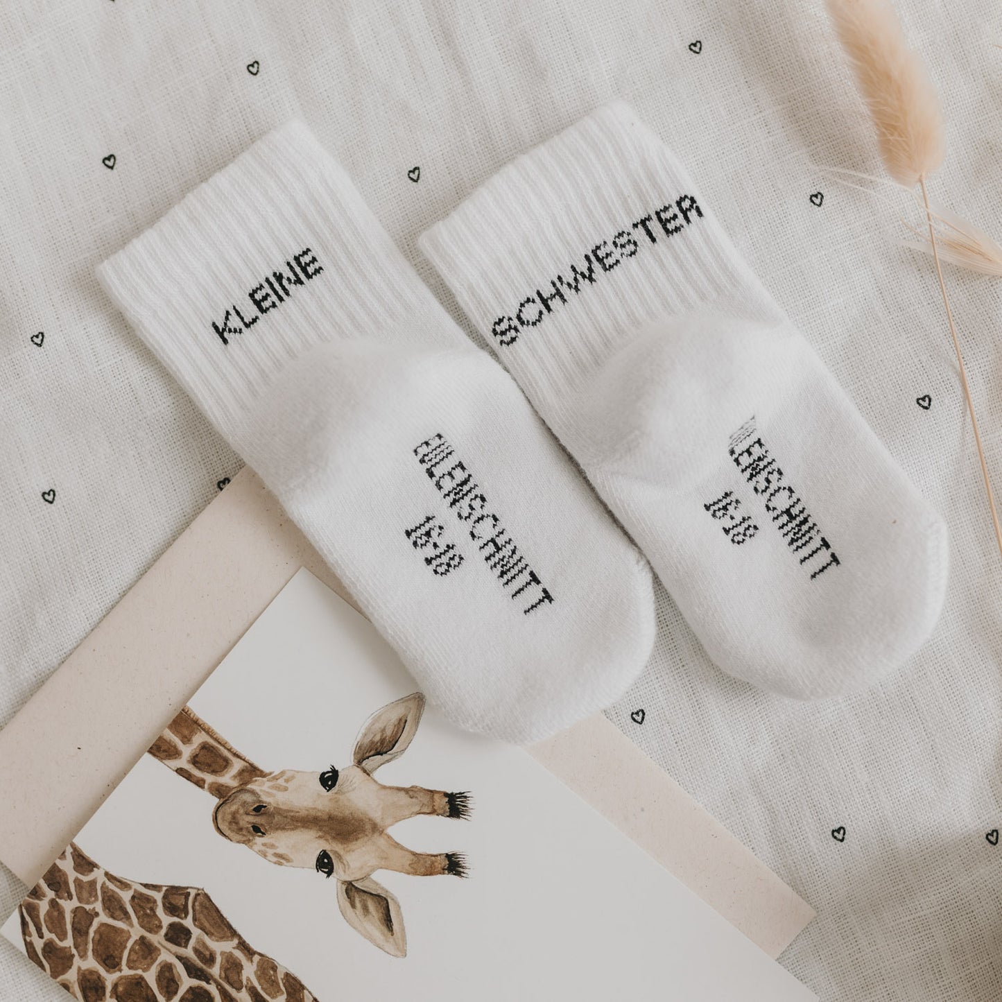 Eulenschnitt Baby Socken "Kleine Schwester"