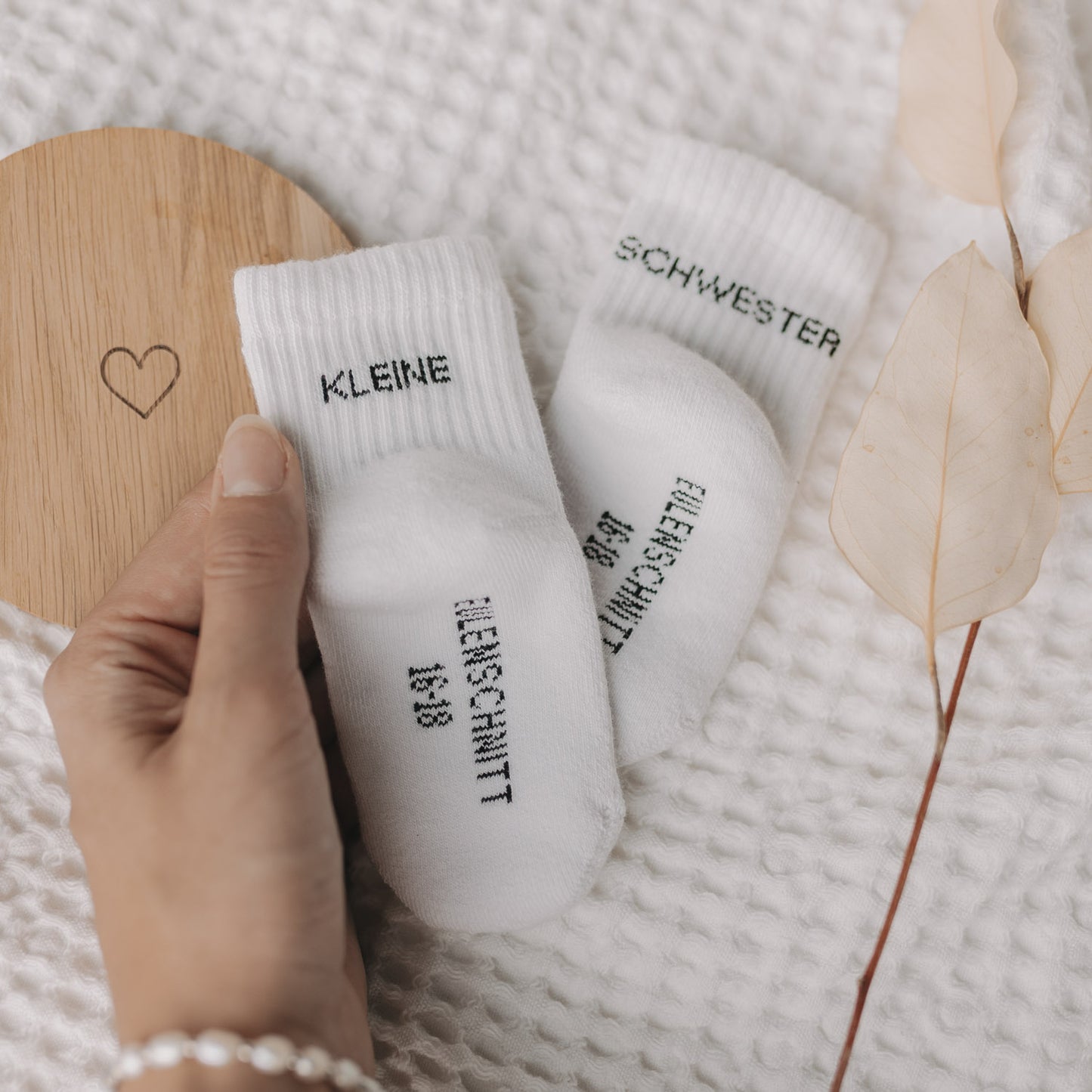 Eulenschnitt Baby Socken "Kleine Schwester"