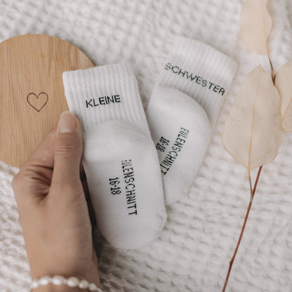 Eulenschnitt Baby Socken "Kleine Schwester"
