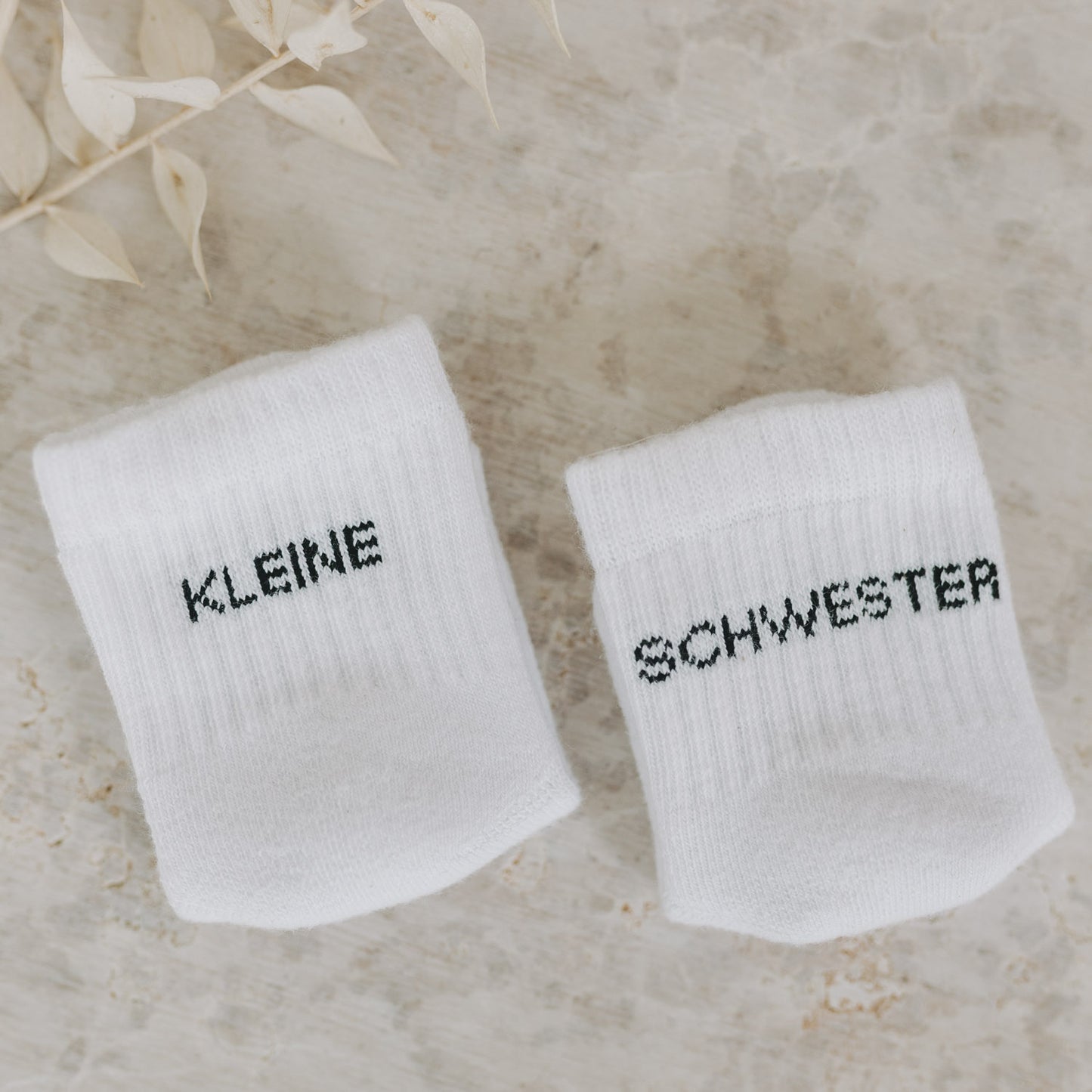 Eulenschnitt Baby Socken "Kleine Schwester"