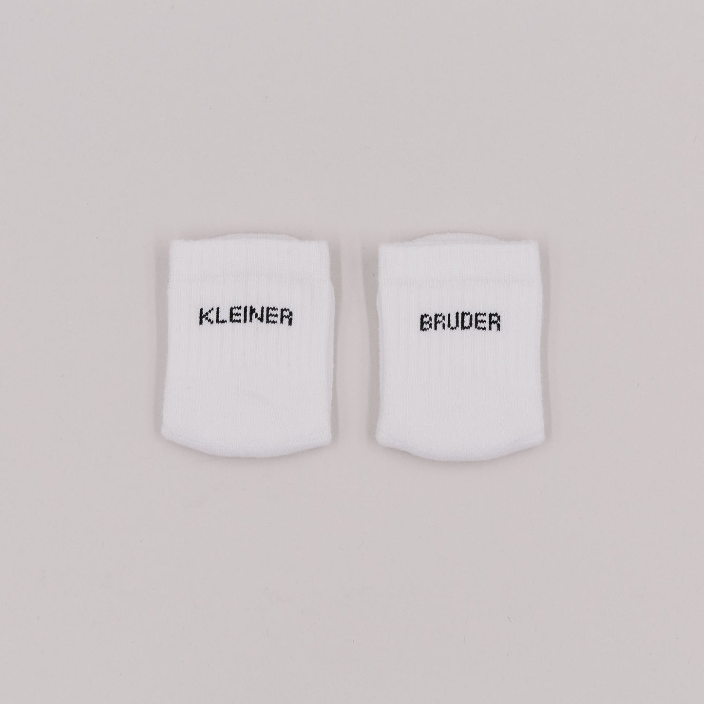 Eulenschnitt Baby Socken "Kleiner Bruder"