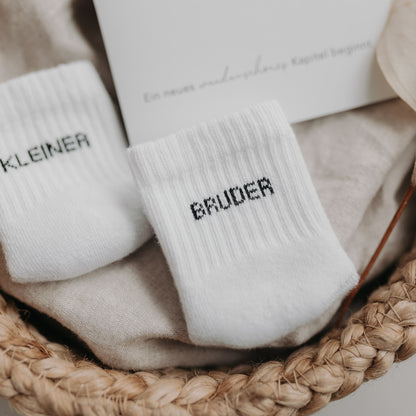 Eulenschnitt Baby Socken "Kleiner Bruder"