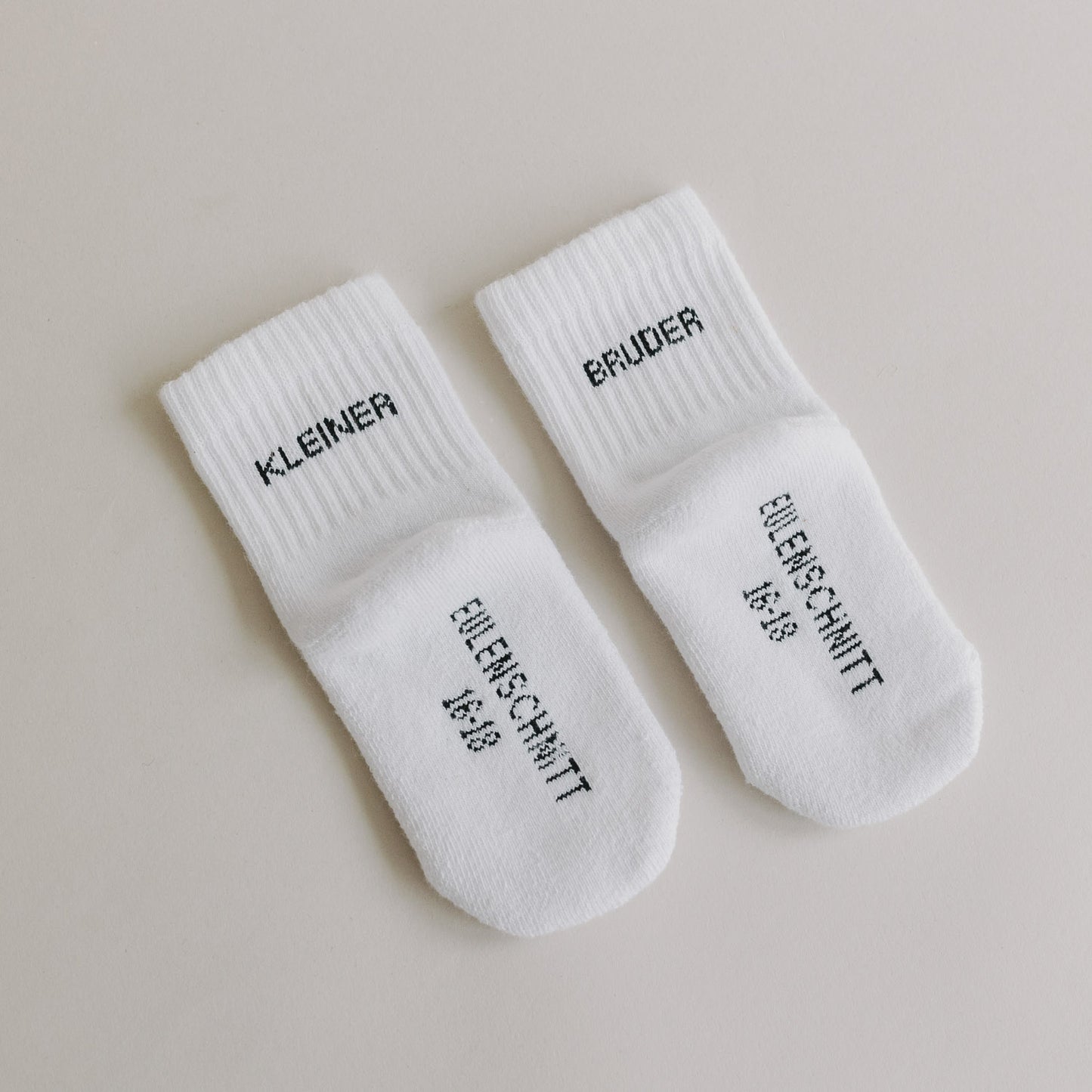Eulenschnitt Baby Socken "Kleiner Bruder"