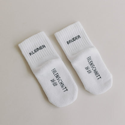 Eulenschnitt Baby Socken "Kleiner Bruder"