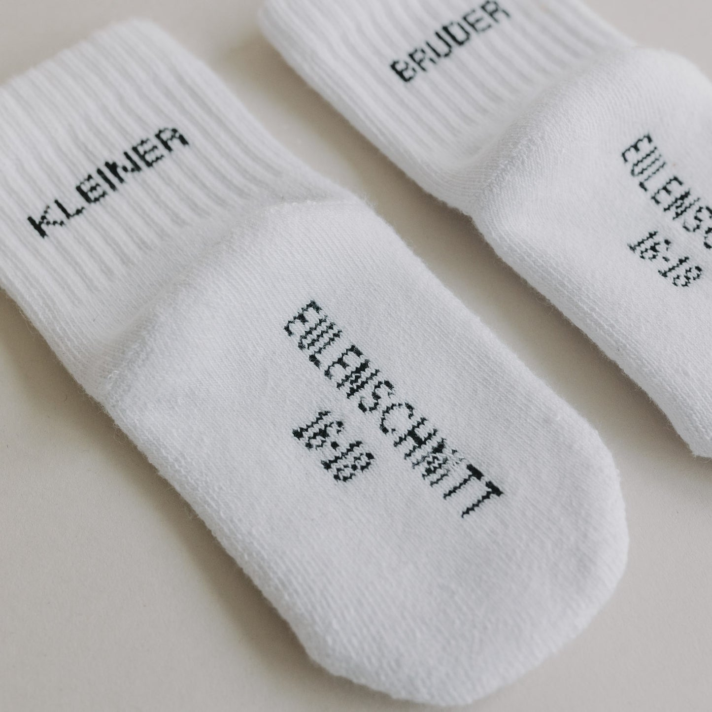 Eulenschnitt Baby Socken "Kleiner Bruder"