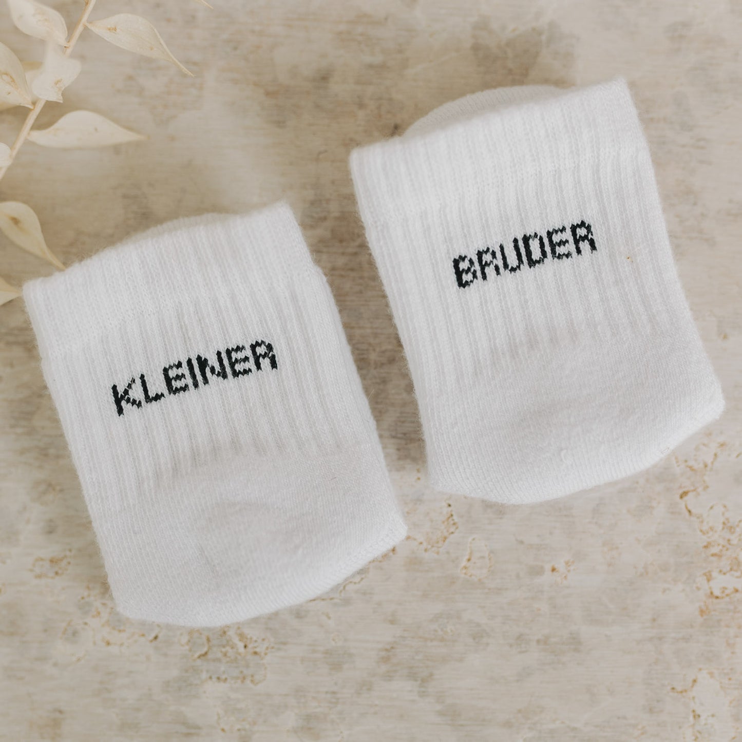 Eulenschnitt Baby Socken "Kleiner Bruder"