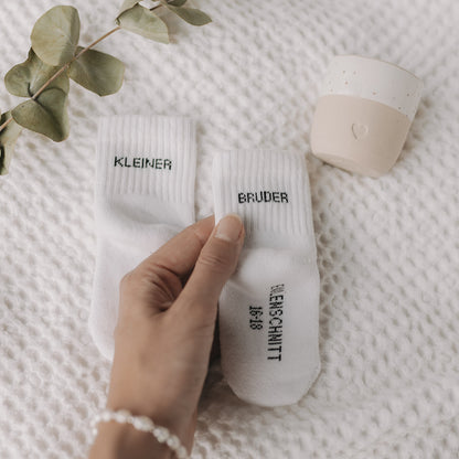 Eulenschnitt Baby Socken "Kleiner Bruder"