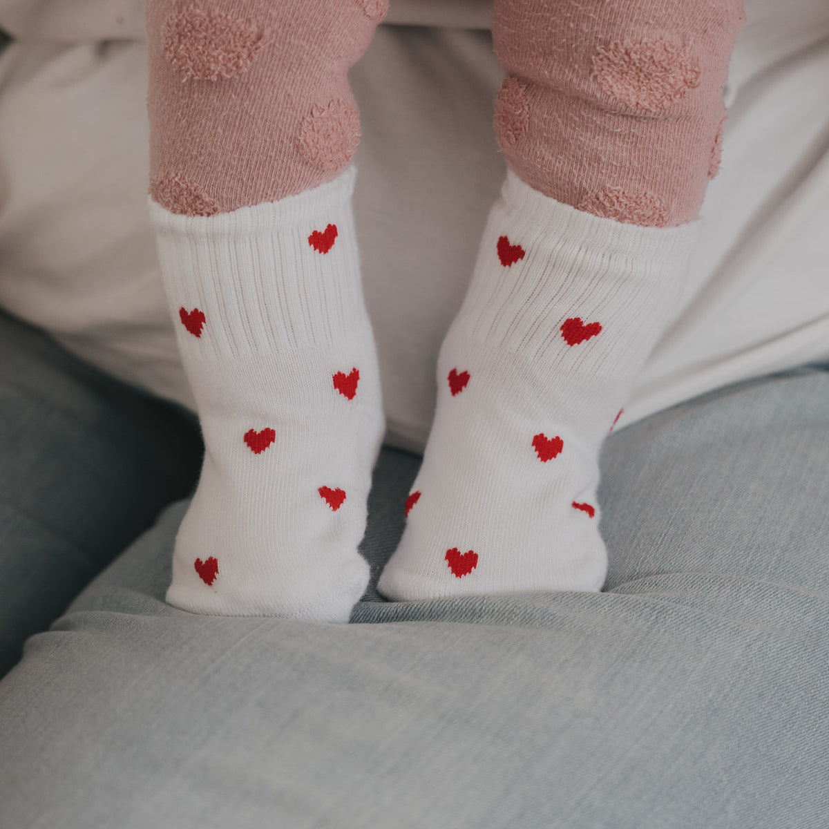 Eulenschnitt Baby Socken "Allover Herzen rot"