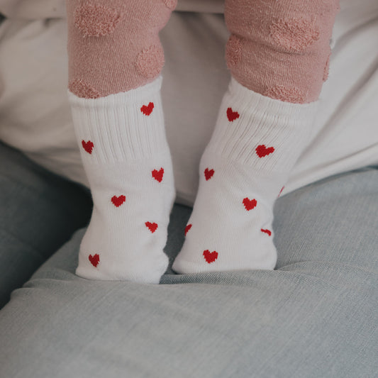 Eulenschnitt Baby Socken "Allover Herzen rot"