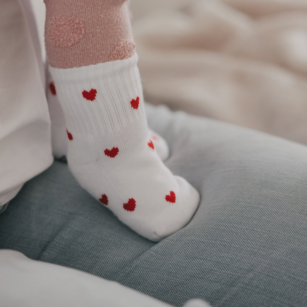 Eulenschnitt Baby Socken "Allover Herzen rot"