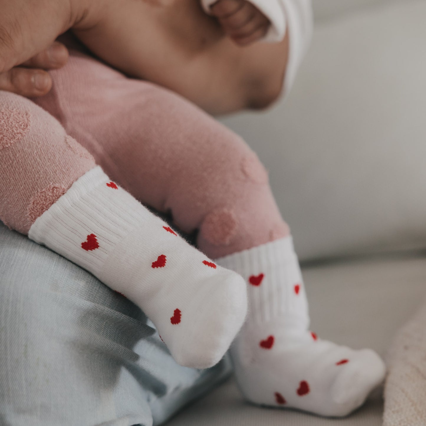 Eulenschnitt Baby Socken "Allover Herzen rot"