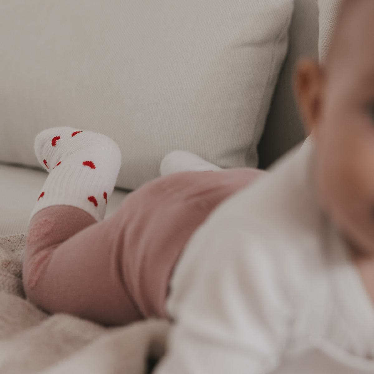 Eulenschnitt Baby Socken "Allover Herzen rot"
