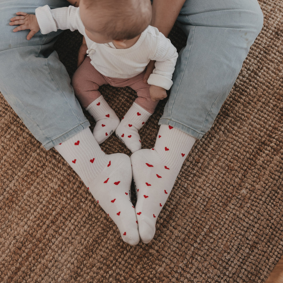 Eulenschnitt Baby Socken "Allover Herzen rot"